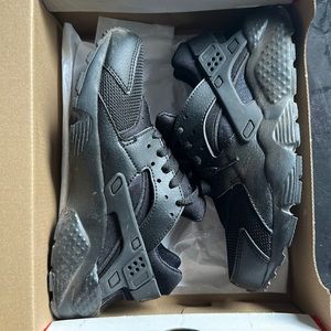 Nike Huarache Run black grade school size 4.5.